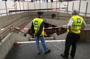SBB-Mitarbeiter sind vor Ort um die Bahnreisenden zu informieren. (Bild: Geri Holdener / Bote der Urschweiz)