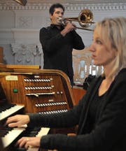 Barbara Domedi probt mit Philipp Gisler.Bild: Urs Hanhart (Altdorf, 16. November 2016)