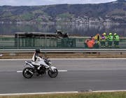 Der Transporter blieb auf der Fahrerseite liegen. (Bild: Geri Holdener, Bote der Urschweiz)