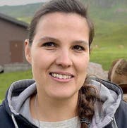 Die 26-jährige Corina Steger ist auf Melchsee-Frutt aufgewachsen und wohnt heute in Sarnen. Sie meint: «Eigentlich hat mich ein Kollege zur Teilnahme überredet. Als ich die Prüfung als Chefkoch machte, kam ich an einen Punkt, wo ich mir sagen musste, dass ich meine Grenzen überwunden hatte. Jetzt, beim Feuerlaufen, habe ich ausgetestet und erfahren, dass es noch andere Varianten gibt, seine Grenzen zu überwinden.» (Bild: Romano Cuonz)