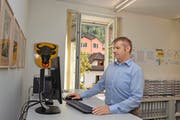 Seit 100 Tagen im Amt: der Urner Sicherheitsdirektor Dimitri Moretti an seinem Arbeitsplatz. Im Hintergrund der Uristier von einer SBB-Lok. (Bild Daniel Regli)