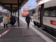 Der Bahnhof Goldau ist abgesperrt. Im Hintergrund ist ein Rettungszug der SBB zu sehen. (Bild: Geri Holdener / Bote der Urschweiz)