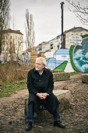 Der 73-jährige Carl-Wolfgang Holzapfel nahe der damaligen Tunnelbaustelle (oben), als junger Mann mit Megafon bei einer Protestaktion nahe der Berliner Mauer zirka 1965 (unten links) und eine Aufnahme der damaligen Tunnelbauer. (Bilder: Gregor Zielke)