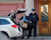 Eine Frau verlässt an Karfreitag die US-Konsulat in St. Petersburg. (Bild: Keystone, St. Petersburg, 30.03.2018)