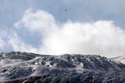 Mit Helikoptern wird nach dem vermissten F/A-18 Kampfjet gesucht. (Bild: Keystone)