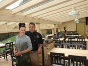 Paulina und Bruno Bühler im neuen Wintergarten der «Alpgschwänd». (Bild: Kurt Liembd (Hergiswil, 17. April 2017))