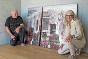 Der Gastgeber Stefan Diethelm und die Künstlerin Edith Thurnherr vor einer ihrer Stadtansichten in Acryl. (Bild: C)
