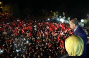 Der Präsident Erdogan und seine Frau winken ihren Anhängern zu in Istanbul. (Bild: Keystone)