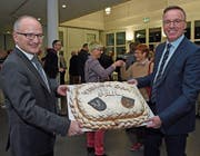 Der neugewählte Gemeindepräsident Jürg Berlinger (rechts) verabschiedete Paul Küchler. (Bild: Robert Hess (Sarnen, 7. November 2017))