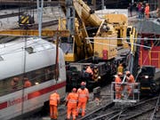 Der letzte Waggon eines am Mittwochabend bei der Basler Bahnhofseinfahrt entgleisten ICE-Zuges wurden am Freitag von der Unfallstelle geborgen. (Archivbild) (Bild: Keystone/GEORGIOS KEFALAS)