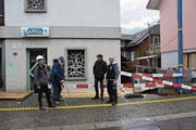 Toni Mathis, Lukas Gasser, Frank Bürgi und Gemeindepräsident Josef Vogler-Müller (von links) vor dem Gemeindehaus vor einem der künstlerisch gestalteten Fenster. (Bild: Philipp Unterschütz (Lungern, 22. Januar 2017))