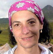 Die 41-jährige Bettina Blattmann stammt aus St. Gallenkappel und ist Naturheilpraktikerin. Ihr Kommentar: «Meine Berufserfahrung sagt mir, dass dem Menschen viel mehr möglich ist, als er sich zutraut. Oftmals steht man sich nur mit seinen Gedanken im Weg. Schlussendlich geht es immer ums Urvertrauen. In der Glut wurde es schön warm, ich lief langsam, sodass der Trainer mich zur Eile antreiben musste. Ob ich wohl Blasen haben werde?» (Bild: Romano Cuonz)