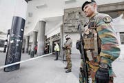 Alarmstufe Gelb in Brüssel: Schwerbewaffnete Soldaten bewachen den abgesperrten Hauptbahnhof. Gestern führte die belgische Polizei ausserdem Razzien durch und verhaftete dabei mehrere Terrorverdächtige. (Bild: EPA/Julien Warnand)