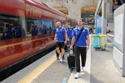 Die FCL-Spieler am Bahnhof von Mailand. (Bild: Martin Meienberger / Freshfocus)