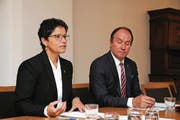 Sie stellten gestern den Medien das Budget 2018 und die Finanzstrategie 2027+ vor: Finanzdirektorin Maya Büchi und Volkswirtschaftsdirektor Niklaus Bleiker, Präsident des Steuerungsgremiums der Strategie. (Bild: Markus von Rotz (Sarnen, 28. September 2017))