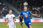 Skhelqim Demhasaj setzt den Kopf ein, beobachtet von Marek Suchy. (Bild: Urs Flueeler (Luzern, 11. März 2018))