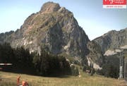 Nach der Bergung wird der Patient medizinisch erstversorgt. (Bild: Webcam mythenregion.ch)