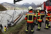Vorsichtig wird das Aluminium-Boot aus dem Lauerzersee gezogen. (Bild: Geri Holdener, Bote der Urschweiz)