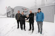 Roger Surer (zweiter von rechts) überreicht Jürgen Strauss den Schlüssel für das neue Materialdepot. Flankiert werden die beiden von Rolf Gisler (links) und Tino Planzer. (Bild: Urs Hanhart (Erstfeld, 18. Dezember 2017))