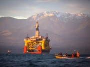Eine Ölförderungsplattform von Shell vor der Küste Alaskas. Der Konzern leidet unter dem tiefen Ölpreis. 6500 Stellen sollen deshalb noch in diesem Jahr wegfallen. (Bild: KEYSTONE/AP seattlepi.com/DANIELLA BECCARIA)