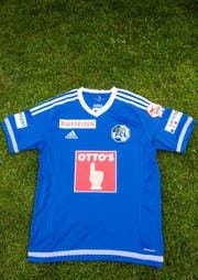 Beim neuen FCL-Heimtrikot ist im Vergleich zum Vorgängermodell Folgendes neu: Erstens ist man farblich zurückgekehrt zum Königsblau oder Luzerner Blau; zweitens hat das Leibchen jetzt einen schlichten weissen V-Ausschnitt; drittens steht im Kragen «Veni, vidi, vici» («Ich kam, sah und siegte»); viertens sind auf beiden Ärmeln und am Dressansatz weisse Streifen, und fünftens prangt ein neuer Sponsor auf dem Rücken. (Bild: Roger Grütter / Neue LZ)