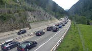 Stau vor dem Gotthard Nordportal kurz vor Göschenen. (Bild: tcs.ch (Stand 17.00 Uhr))