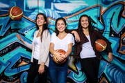 Valentina Sakica (links) mit ihren beiden jüngeren Schwestern Gabriela (Mitte) und Veronika bei der Sportanlage Alpenquai. (Bild Philipp Schmidli)