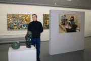 Gemälde aus Nigeria und Ghana (Hintergrund) sowie Steinskulpturen aus Simbabwe (Vordergrund) und mittendrin Christoph Eckert, Kurator und Stiftungsrat. (Bild Kurt Liembd)