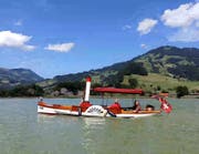 Das Dampfschifflein, unterwegs von Seewen Richtung Steinen. (Bild: Geri Holdener, Bote der Urschweiz)