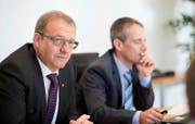 Finanzdirektor Alfred Bossard (links) präsentierte gestern mit Finanzverwalter Marco Hofmann die Rechnung 2015. (Bild Corinne Glanzmann)