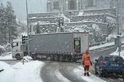 Der Verkehr wurde am Donnerstag auf dem Weg zum Brünig angehalten. (Bild: Robert Hess (Lungern, 28. Dezember 2017))