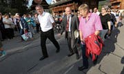Nationalrat Dominique de Buman, flankiert von Regierungsrat Franz Enderli (links) und Kantonsratspräsident Willy Fallegger. (Bild Roger Zbinden)