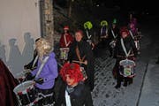 Die Katzenmusiker auf ihrer Tour am Schmutzigen Donnerstag. (Bild: Franz Imholz (Spiringen, 8. Februar 2018))