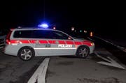 Die Polizei stoppte beim Wolfsprung den Verkehr. (Bild: Geri Holdener)