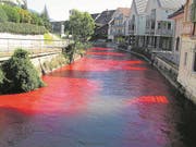 Färbversuch in der Sarneraa in Sarnen, dessen Resultate in die Projektierung der Hochwasserschutzprojekte geflossen sind. (Bild: Monika Bart/OZ)
