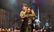 Krieg: Cyrano de Bergerac (Urban Riechsteiner) beschützt seine Cousine Roxane (Lou Rosset).Bild: Emanuel Wallimann/PD (Stans, 29. Januar 2017)