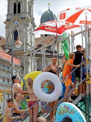 Um die 115 Meter lange Rutschbahn vor dem Kloster zu erklimmen, standen die Besucher Schlange. (Bild Philipp Schmidli)