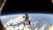 Ein Playmobil-Männchen schwebt im All über die Schweiz: Links ist das schneeumkränzte Rhonetal zu sehen, rechts der Genfer- und der Neuenburgersee. (Bild: PD)