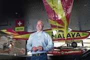 Philipp Sturm vor dem PC-6 «Yeti» im Verkehrshaus. (Bild: Nadia Schärli (Luzern, 17. Oktober 2016))