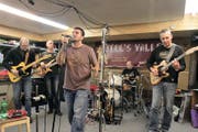 Tell’s Valley mit Sänger Erol «Sax» Arnold üben im Probelokal für den grossen Auftritt. Bild: Markus Zwyssig (Bürglen, 21. Oktober 2016)
