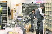 Postangestellte sortieren die Post, damit sie danach zugestellt werden kann. (Bild: Christian Beutler/Keystone (Sursee, 21. März 2017))