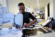Bei der Arbeit: Im Nähatelier von der JLT Company fand Adnan Shekh Muktar aus Somalia eine Anstellung. Vor einem Jahr wurde das Unternehmen gegründet. (Bild Florian Arnold)