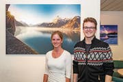 Sonja Kempf, die Leiterin des Café Hauger in Erstfeld, mit Marc Püntener vor einer faszinierenden Urner Kulisse. (Bild: PD (Erstfeld, Dezember 2017))