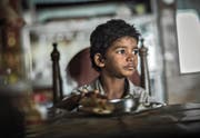 Sunny Pawar spielt den fünfjährigen Saroo, die erwachsene Figur wird von «Slumdog»-Star Dev Patel verkörpert. (Bild: Ascot Elite/PD)