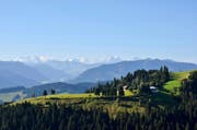 Es wird kurz nochmal sonnig und warm. Ob es am Montag eine ebenso tolle Fernsicht geben wird, wie als das Bild Leserbild entstand? Auf dem Weg von Holzwegen, Romoos auf den Napf wird der Wanderer mit einer imposanten Fernsicht auf den Ober Länggrat und auf die Berner Alpen mit Eiger, Mönch und Jungfrau belohnt. (Bild: Leserbild Hedy Muff-Ruckli)