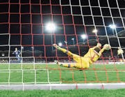 Der entscheidende Moment: Sion-Goalie Anton Mitrjuschkin hält den Penalty von Nicolas Haas. (Bild: Urs Lindt/Freshfocus (Sion, 5. April 2017))