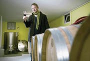 Weinproduzent Peter Krummenacher zu Hause in Kägiswil. (Bild: Corinne Glanzmann (11. März 2016))