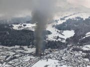 Die schwarze Rauchsäule beim Landi-Brand in Thusis war kilometerweit zu sehen. (Bild: Kapo GR)