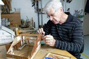 Rund ein Jahr dauert es, bis Edi Kistler ein Bauernhaus-Modell gebaut hat. (Bild Werner Schelbert)