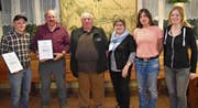 Von links; Jahresmeister Kaninchen Armin Zurfluh und Paul Epp, Schweizer Meister Alois Richiger und Maya Isch (Jahresmeisterin Geflügel) und die zwei Neumitglieder Ursula Epp und Sara Reding. (Bild: Georg Epp (Flüelen, 4. März 2018)